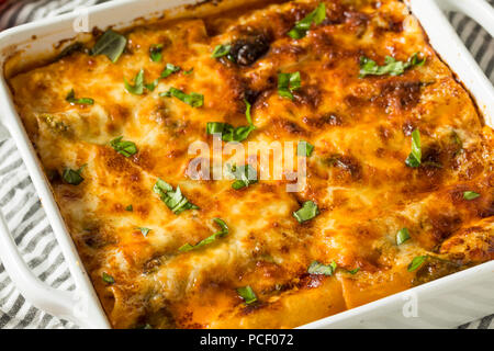 Farcies au four Brocoli végétarienne Cannelloni de fromage et de basilic Banque D'Images