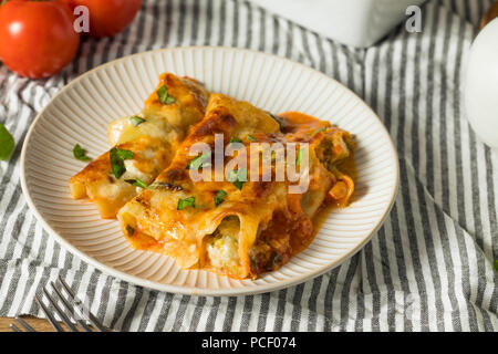 Farcies au four Brocoli végétarienne Cannelloni de fromage et de basilic Banque D'Images