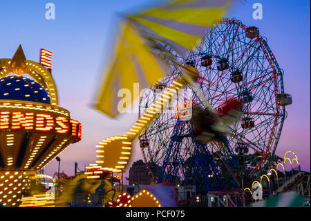 NEW YORK - 17 août 2017 : La vue de la promenade Coney Island de l'emblématique Parc d'Wonder Wheel. Vitesse d'obturation lente et de flou. Banque D'Images