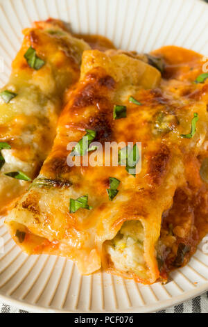 Farcies au four Brocoli végétarienne Cannelloni de fromage et de basilic Banque D'Images