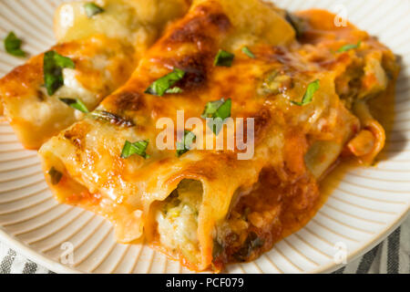 Farcies au four Brocoli végétarienne Cannelloni de fromage et de basilic Banque D'Images