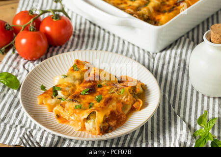 Farcies au four Brocoli végétarienne Cannelloni de fromage et de basilic Banque D'Images