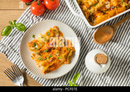 Farcies au four Brocoli végétarienne Cannelloni de fromage et de basilic Banque D'Images