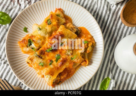 Farcies au four Brocoli végétarienne Cannelloni de fromage et de basilic Banque D'Images