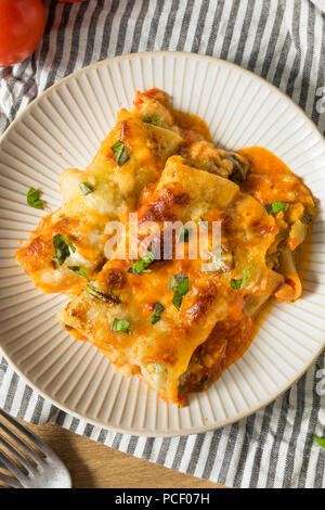 Farcies au four Brocoli végétarienne Cannelloni de fromage et de basilic Banque D'Images