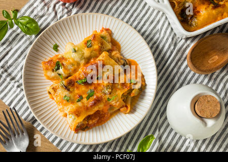 Farcies au four Brocoli végétarienne Cannelloni de fromage et de basilic Banque D'Images