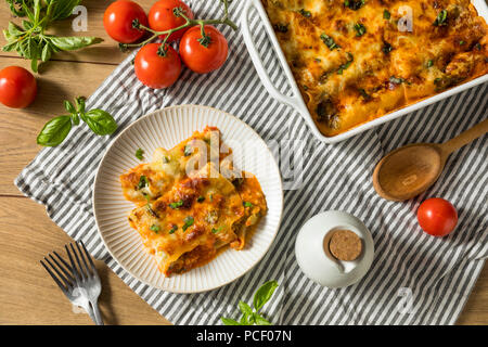 Farcies au four Brocoli végétarienne Cannelloni de fromage et de basilic Banque D'Images