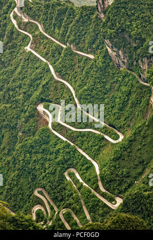La route sinueuse menant à la grotte de la montagne Tianmen. Il y a 99 montagnes russes, 9 étant un chiffre porte-bonheur est la Chine, le long de la manière. Montagne Tianmen Banque D'Images
