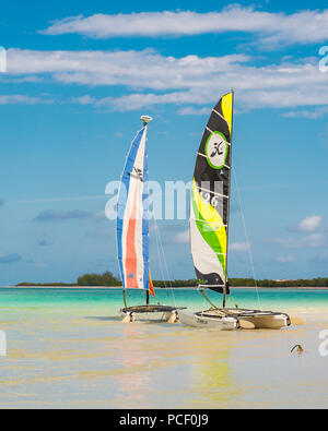 Deux catamarans sont amarrés sur une belle plage de Cayo Coco Cuba. Banque D'Images