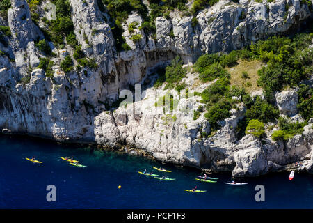 Les kayaks de mer, en Vaux creek, Cassis, Bouches-du-Rhône, France Banque D'Images