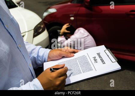 L'examen de l'agent d'assurance voiture après accident sur la route. Concept d'indemnité . Banque D'Images