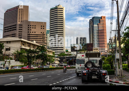 Bangkok, Thaïlande - 30 Avril 2018 : la lumière de la circulation sur les routes du centre de Bangkok Banque D'Images