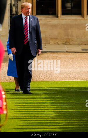 La Reine rencontre le président des États-Unis d'Amérique et Mme Trump le vendredi 13 juillet 2018 au château de Windsor, Windsor. Sur la photo : Son Altesse Royale la Reine Elizabeth II avec le Président Trump inspecter la garde d'honneur - Coldstream Guards. Banque D'Images