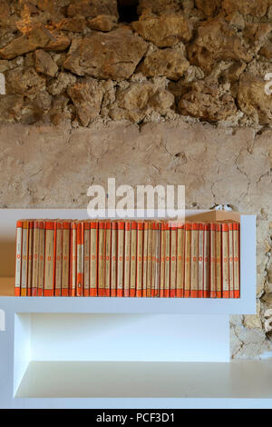 Hautefage le Tour, Lot et Garonne, France - 2 octobre 2017 : une grande collection de vintage Penguin Books sur une étagère utilisé comme décoration dans une maison d'inspiration rétro intérieur. Banque D'Images