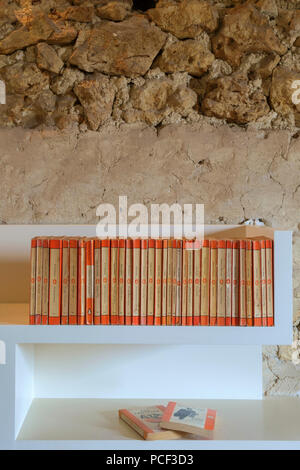 Hautefage le Tour, Lot et Garonne, France - 2 octobre 2017 : une grande collection de vintage Penguin Books sur une étagère utilisé comme décoration dans une maison d'inspiration rétro intérieur. Banque D'Images