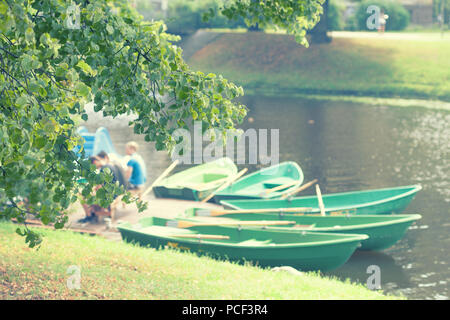 La Lettonie. Riga. Bateaux sur un canal dans le parc de la ville sur le quai lors d'une journée ensoleillée en été Banque D'Images
