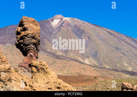 Le Mont Teide volcan, vu de l'Roques de Garcia, le Parc National du Teide, Tenerife, Canaries, Espagne Banque D'Images