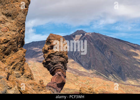 Le Mont Teide volcan, vu de l'Roques de Garcia, le Parc National du Teide, Tenerife, Canaries, Espagne Banque D'Images