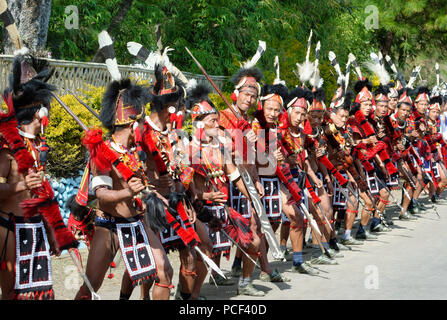 Les artistes du groupe tribal Naga se tenant dans la ligne d'accueillir les agents du Hornbill Festival, Kohima, Nagaland, Inde Banque D'Images