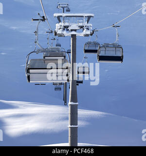 Télésiège à tôt le matin après des chutes de neige. Grand Caucase en hiver, le Mont Shahdagh, Azerbaïdjan. Banque D'Images