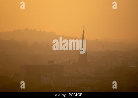 Silhouette de l'église du village au petit matin Banque D'Images