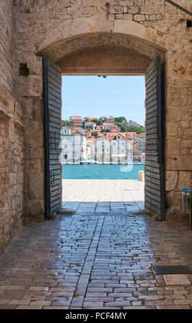 Porte d'entrée de la vieille ville de Trogir, une ville historique et le port sur la côte Adriatique dans le comté de Split-Dalmatie, Croatie Banque D'Images