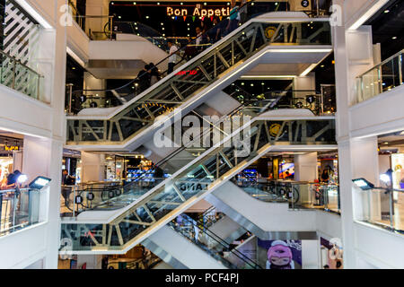 Bangkok, Thaïlande - 30 Avril 2018 : les gens marcher sur le dispositif automatique de marches d'un centre commercial dans le quartier de Siam Banque D'Images