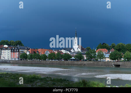 Vue sur la ville avec l'Isar et église paroissiale Mariae Himmelfahrt, sombre ciel d'orage, Bad Tölz, Haute-Bavière, Allemagne Banque D'Images