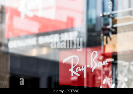 Londres, Royaume-Uni - 31 juillet 2018 : Ray-ban lunettes de marque dans une boutique avant sur Oxford Street, au centre de Londres. Banque D'Images