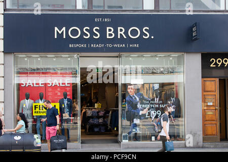 Londres, Royaume-Uni - 31 juillet 2018 : Moss Bros costume mens shop sur Oxford Street, au centre de Londres. Banque D'Images