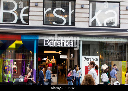 Londres, Royaume-Uni - 31 juillet 2018 : Bershka vêtements Boutique shop/sur Oxford Street, au centre de Londres. Banque D'Images
