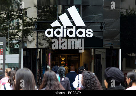 Londres, Royaume-Uni - 31 juillet 2018 : magasin de sport Adidas shop/sur Oxford Street, au centre de Londres. Banque D'Images