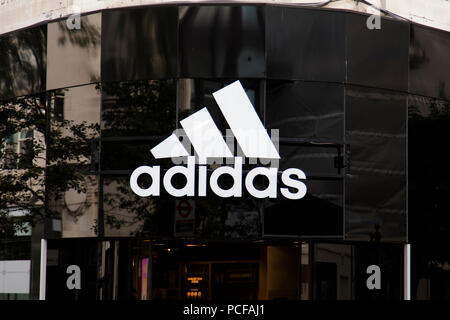 Londres, Royaume-Uni - 31 juillet 2018 : magasin de sport Adidas shop/sur Oxford Street, au centre de Londres. Banque D'Images