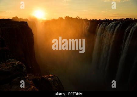 Victoria Falls dans la brume au coucher du soleil, le Zimbabwe, l'Afrique Banque D'Images