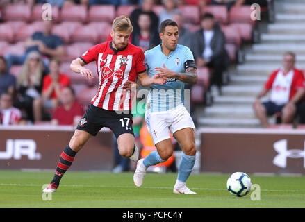 Celta Vigo'S Hugo Mallo (droite) et Southampton Stuart Armstrong bataille pour la balle durant le match amical de pré-saison au St Mary's Stadium, Southampton. Banque D'Images