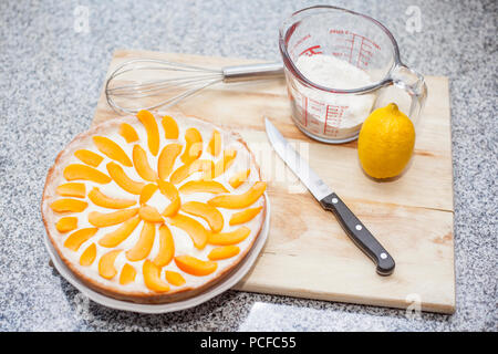 Délicieux délicieux cuit maison vegan tarte citron meringuée à l'abricot avec aquafaba cuisson créative de droit Banque D'Images