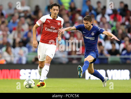 L'arsenal Mesut Ozi et Chelsea's Jorginho bataille pour la balle durant le match amical de pré-saison à l'Aviva Stadium de Dublin. Banque D'Images