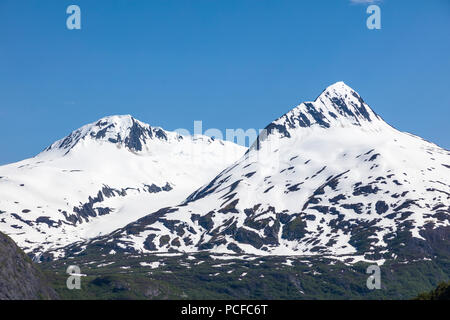 Enneigés des montagnes rocheuses sur ciel bleu journée sur la péninsule de Kenai en Alaska Banque D'Images