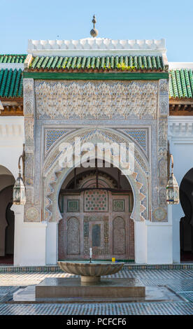 Cour intérieure avec fontaine, de l'université et la mosquée Al-Qarawiyyin, Al Quaraouiyine ou d'Al-Karaouine, Fes, Fès, Maroc, Afrique Banque D'Images