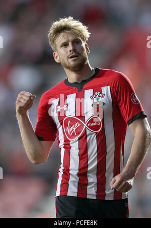 Southampton Stuart Armstrong célèbre marquant son deuxième but de côtés du jeu pendant le match amical de pré-saison au St Mary's Stadium, Southampton. Banque D'Images