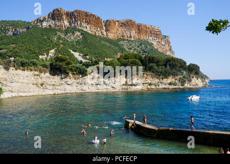 Le Corton Bay et le Cap Canaille, Cassis, Bouches-du-Rhône, France Banque D'Images