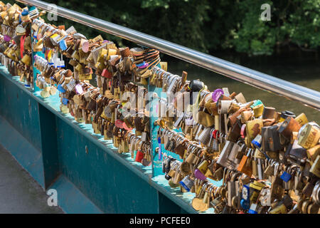 Des centaines d'amour se verrouille avec un cadenas attaché à la passerelle sur la rivière Wye de Bakewell, Derbyshire, Angleterre, Royaume-Uni dans le district d'appel Banque D'Images