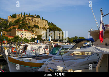 Navire à voile yachts dans le port, Cassis, Bouches-du-Rhône, France Banque D'Images