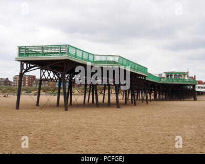 Vue de la jetée victorienne historique à saint annes on sea dans la région de Lancashire avec la plage à marée basse et les bâtiments le long de la rive Banque D'Images