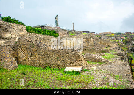 Pompéi est un vaste site archéologique dans la région de Campanie, au sud de l'Italie, près de la côte du golfe de Naples. Autrefois une Rome prospère et sophistiquée Banque D'Images