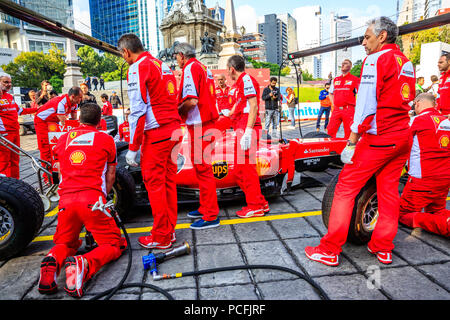 La ville de Mexico, Mexique - Juillet 08, 2015 : l'équipe Ferrari pratiquer le changement de roue sur l'arrêt au stand. À la Scuderia Ferrari Street Demo par Telcel - l'infini. Banque D'Images