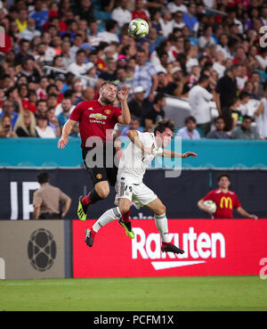 Miami Gardens, Florida, USA. 31 juillet, 2018. Manchester United F.C. defender LUKE SHAW (23) bondit à la tête de la balle au-dessus du Real Madrid C.F. defender ALVARO ODRIOZOLA (19) au cours d'un match de Coupe des Champions internationaux entre le Real Madrid C.F. et Manchester United F.C. au Hard Rock Stadium. Manchester United F.C. a gagné le match 2-1. Crédit : Mario Houben/ZUMA/Alamy Fil Live News Banque D'Images