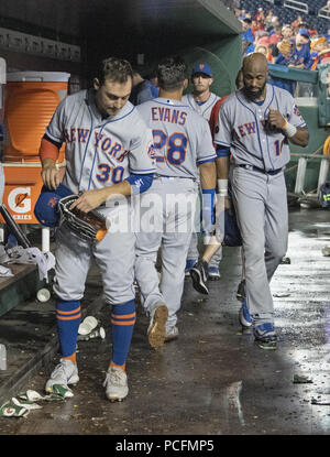 Washington, District de Columbia, Etats-Unis. 31 juillet, 2018. Le voltigeur des Mets de New York Michael Conforto (30), arrêt-court Phillip Evans (28), et champ centre Austin Jackson (16) mènent leurs coéquipiers hors de l'étang-réservoir à la suite de leur équipe 25 - 4 perte pour les Nationals de Washington au Championnat National Park à Washington, DC le Mardi, Juillet 31, 2018. Credit : Ron Sachs/CNP. Credit : Ron Sachs/CNP/ZUMA/Alamy Fil Live News Banque D'Images