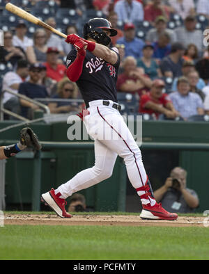 Washington, District de Columbia, Etats-Unis. 31 juillet, 2018. Nationals de Washington droit fielder Bryce Harper (34) double dans la première manche contre les Mets de New York au Championnat National Park à Washington, DC le Mardi, Juillet 31, 2018.Credit : Ron Sachs/CNP. Credit : Ron Sachs/CNP/ZUMA/Alamy Fil Live News Banque D'Images