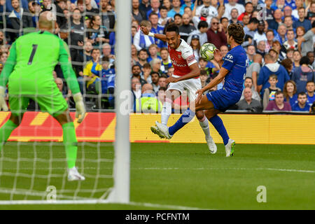 Dublin, Irlande. 1er août 2018. Chelsea's Marcos Alonso bloque une croix à partir de l'arsenal Pierre-Emerick Aubameyang au cours de l'Arsenal Chelsea v Coupe des Champions internationaux dans Aviva Stadium. Crédit : Ben Ryan/SOPA Images/ZUMA/Alamy Fil Live News Banque D'Images